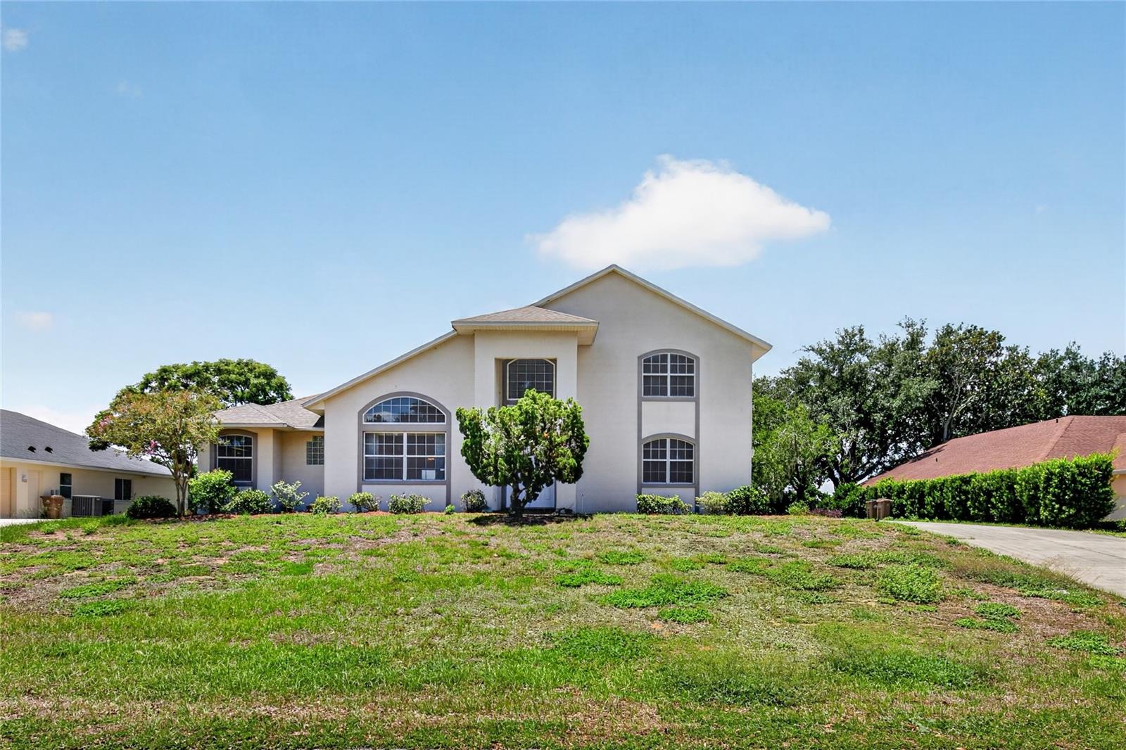 Listing photo 1 for 12608 Lake Ridge Cir