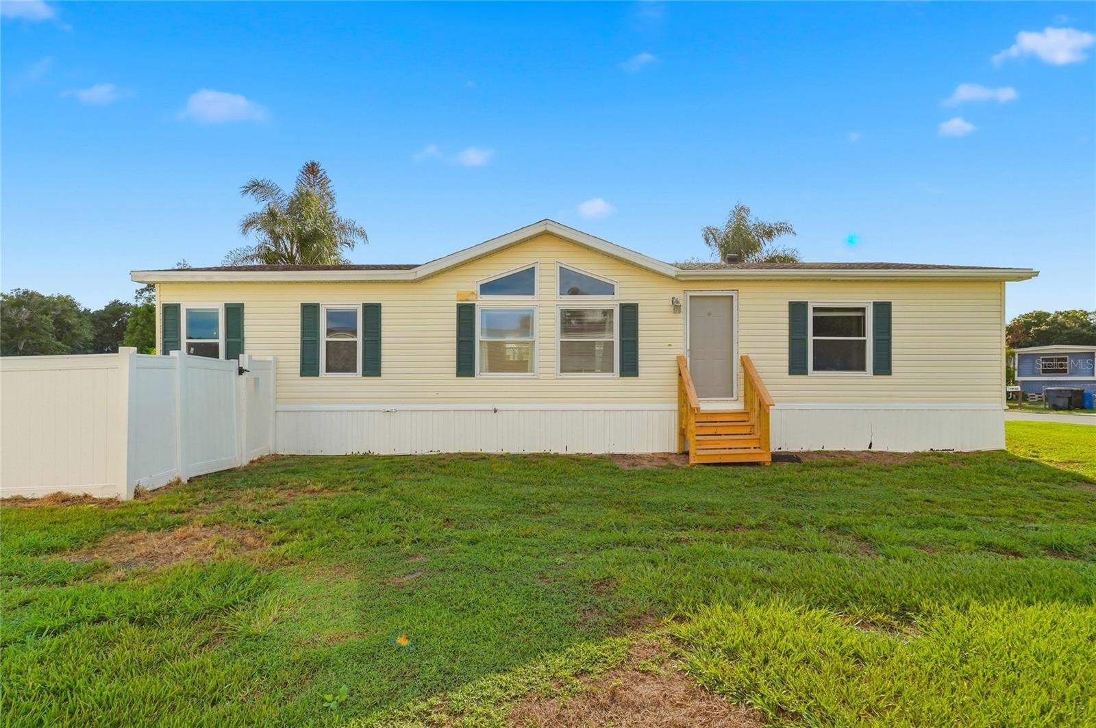 Listing photo 2 for 338 1st Ave N