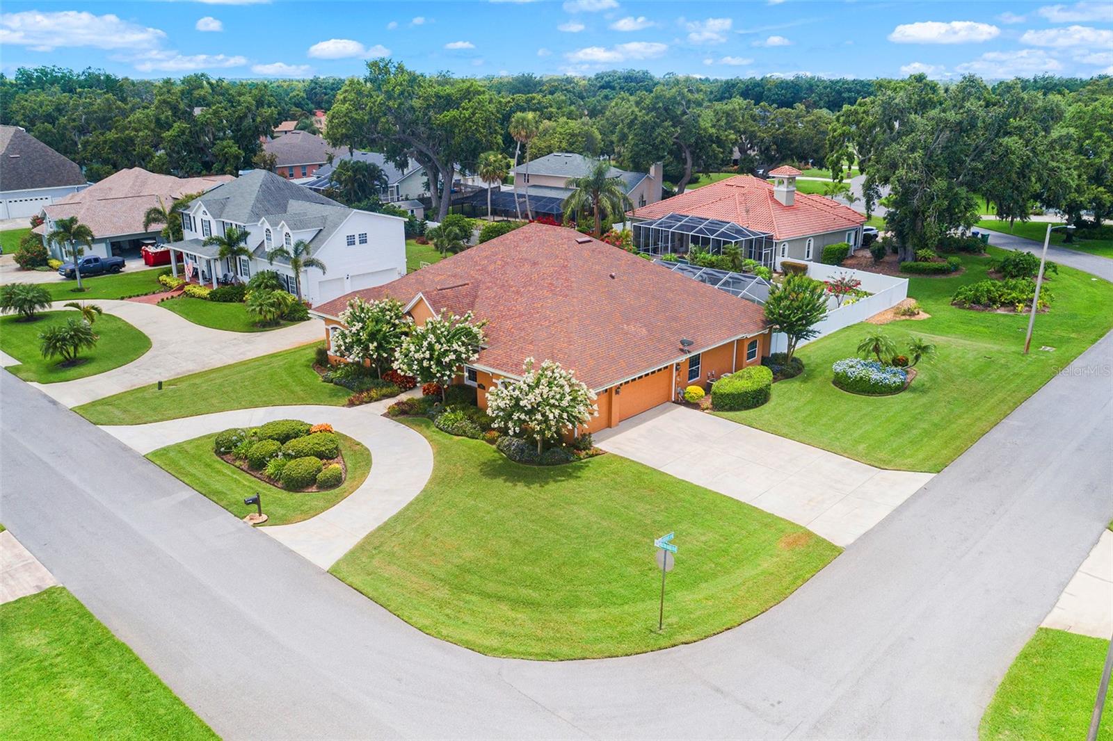 Listing photo 2 for 328 Hamilton Shores Dr Ne