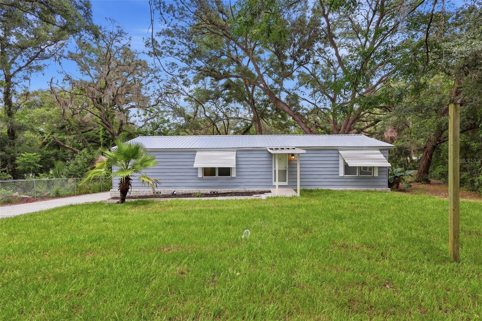 Listing photo 3 for 403 Acorn Cir