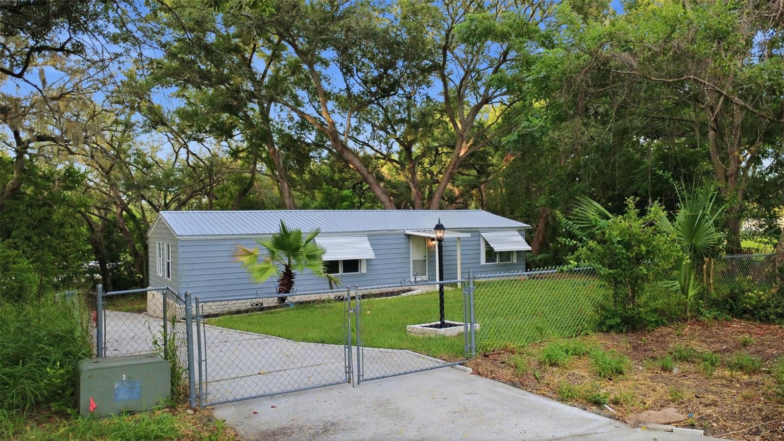 Listing photo 2 for 403 Acorn Cir