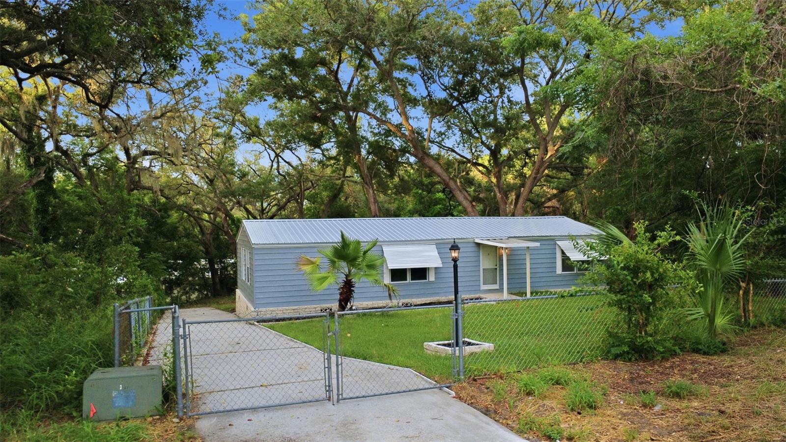 Listing photo 1 for 403 Acorn Cir