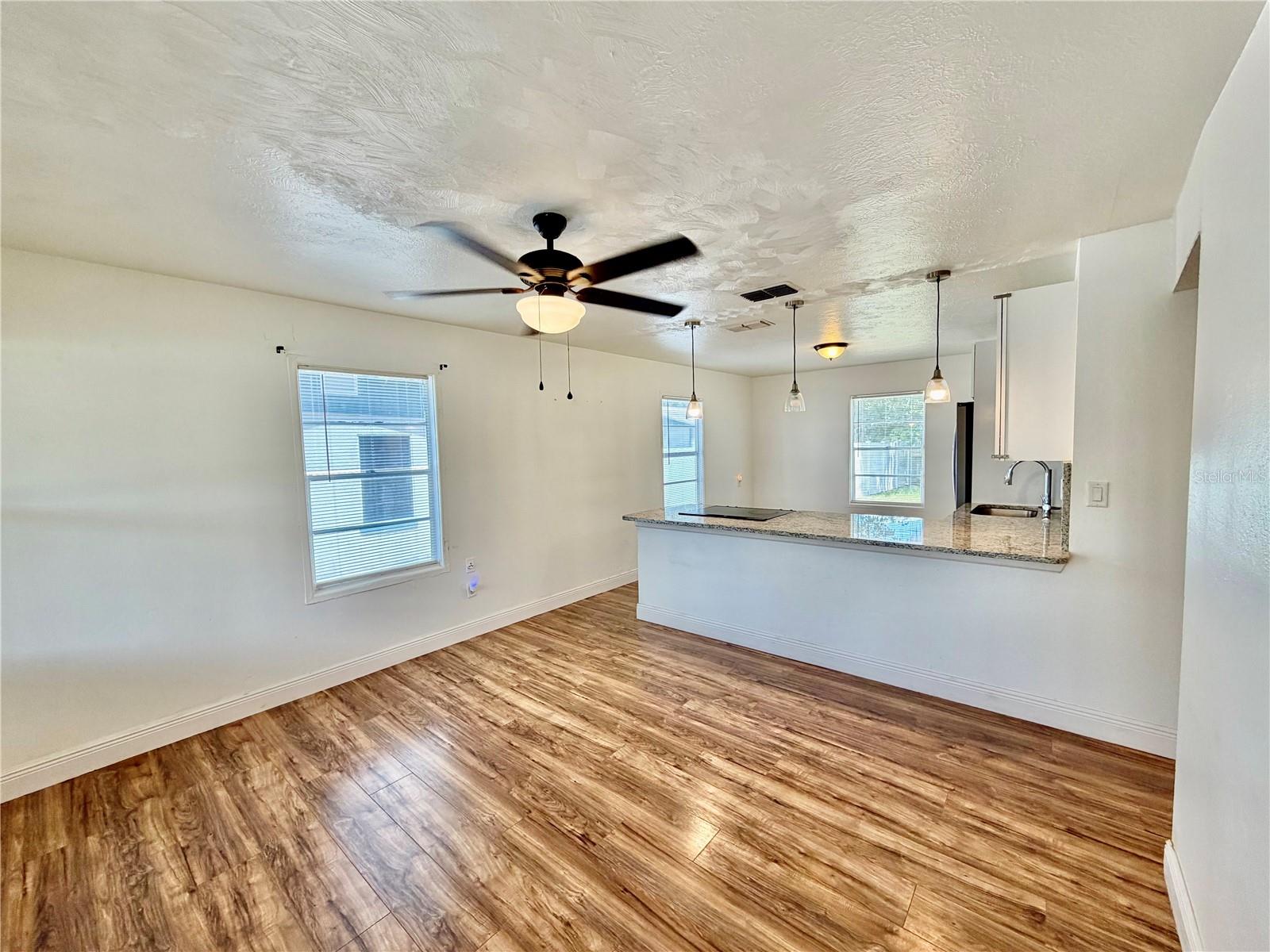 Listing photo 3 for 311 W Bella Vista St