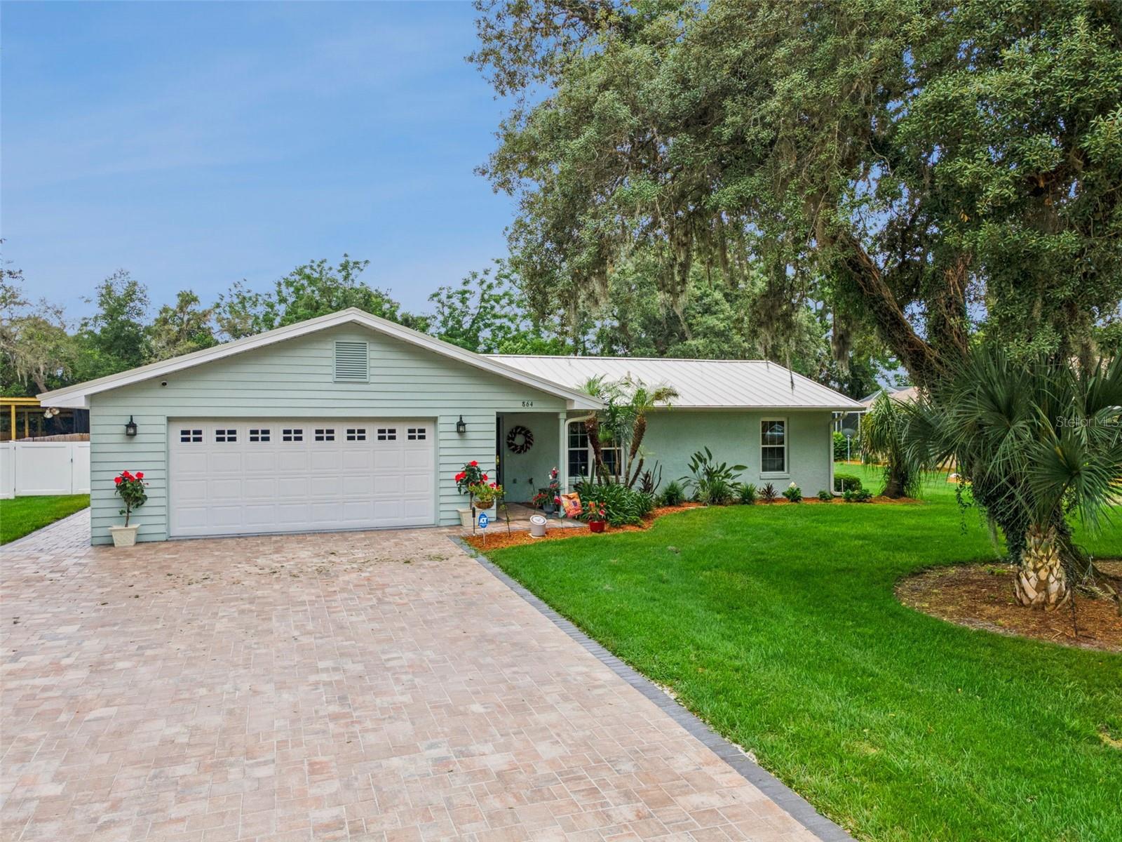 Listing photo 2 for 864 Redwood Way