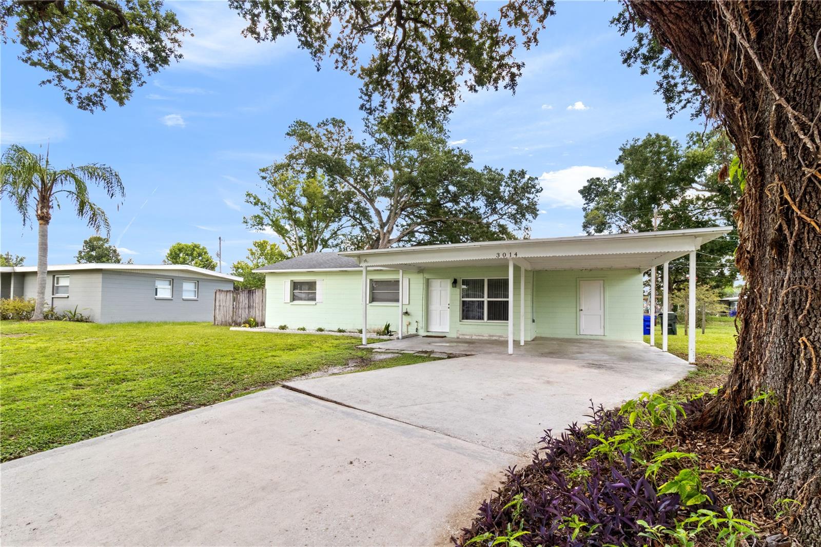 Listing photo 1 for 3014 Venice Way