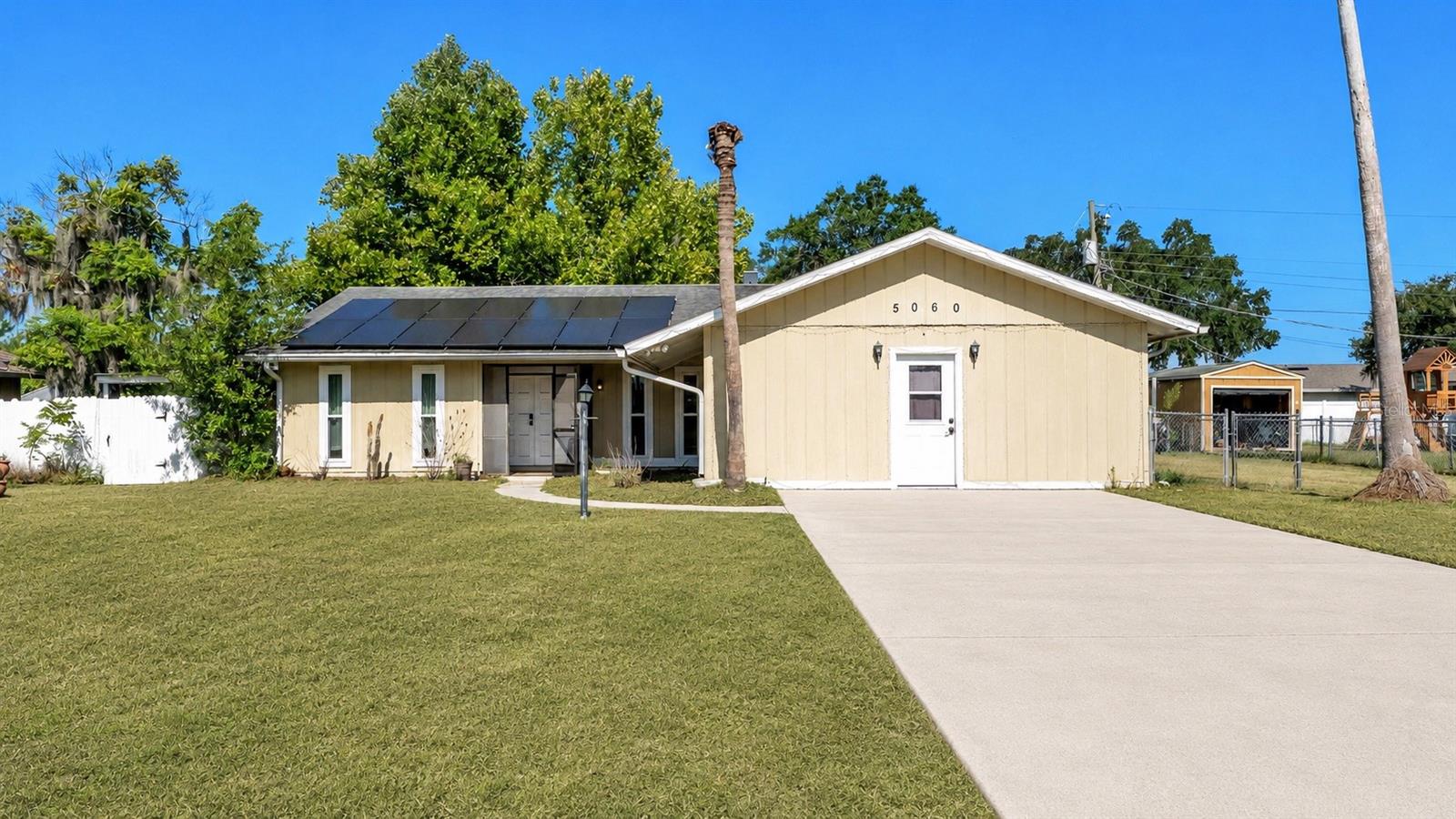 Listing photo 1 for 5060 Starling Dr