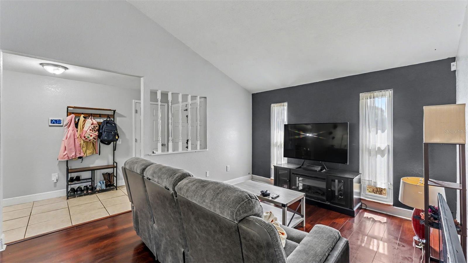 Listing photo 3 for 5060 Starling Dr