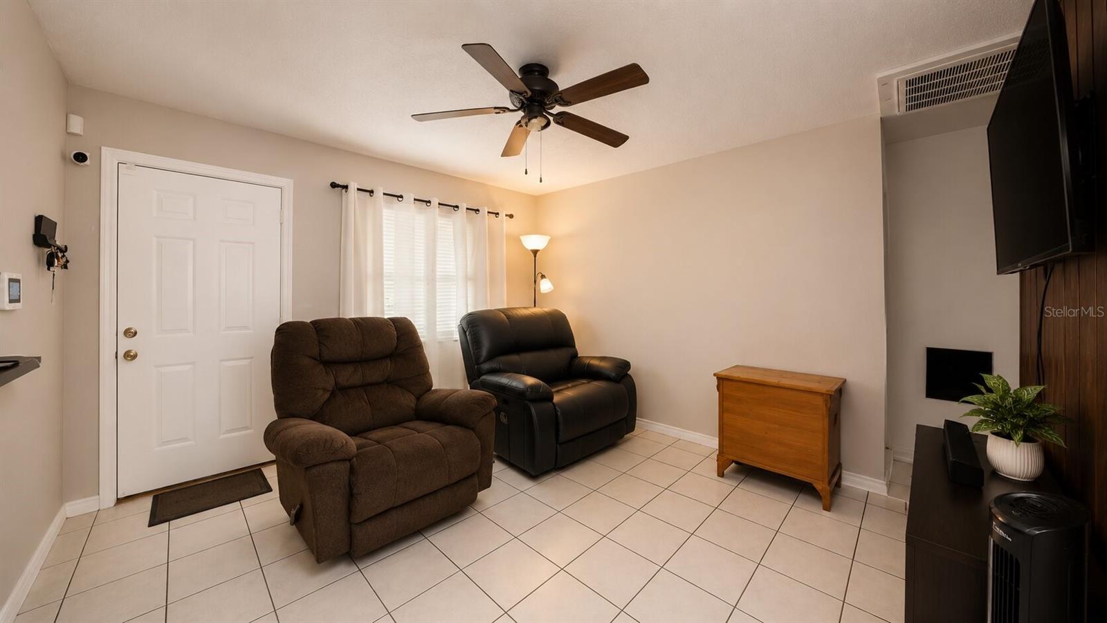 Listing photo 3 for 3319 Avenue U Nw