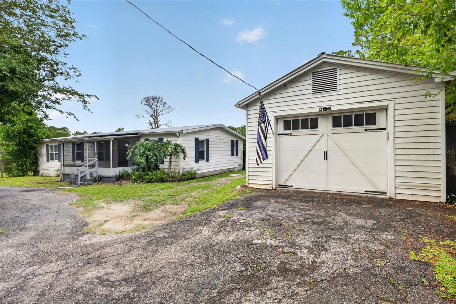 Listing photo 2 for 32439 Highland Lakes Rd