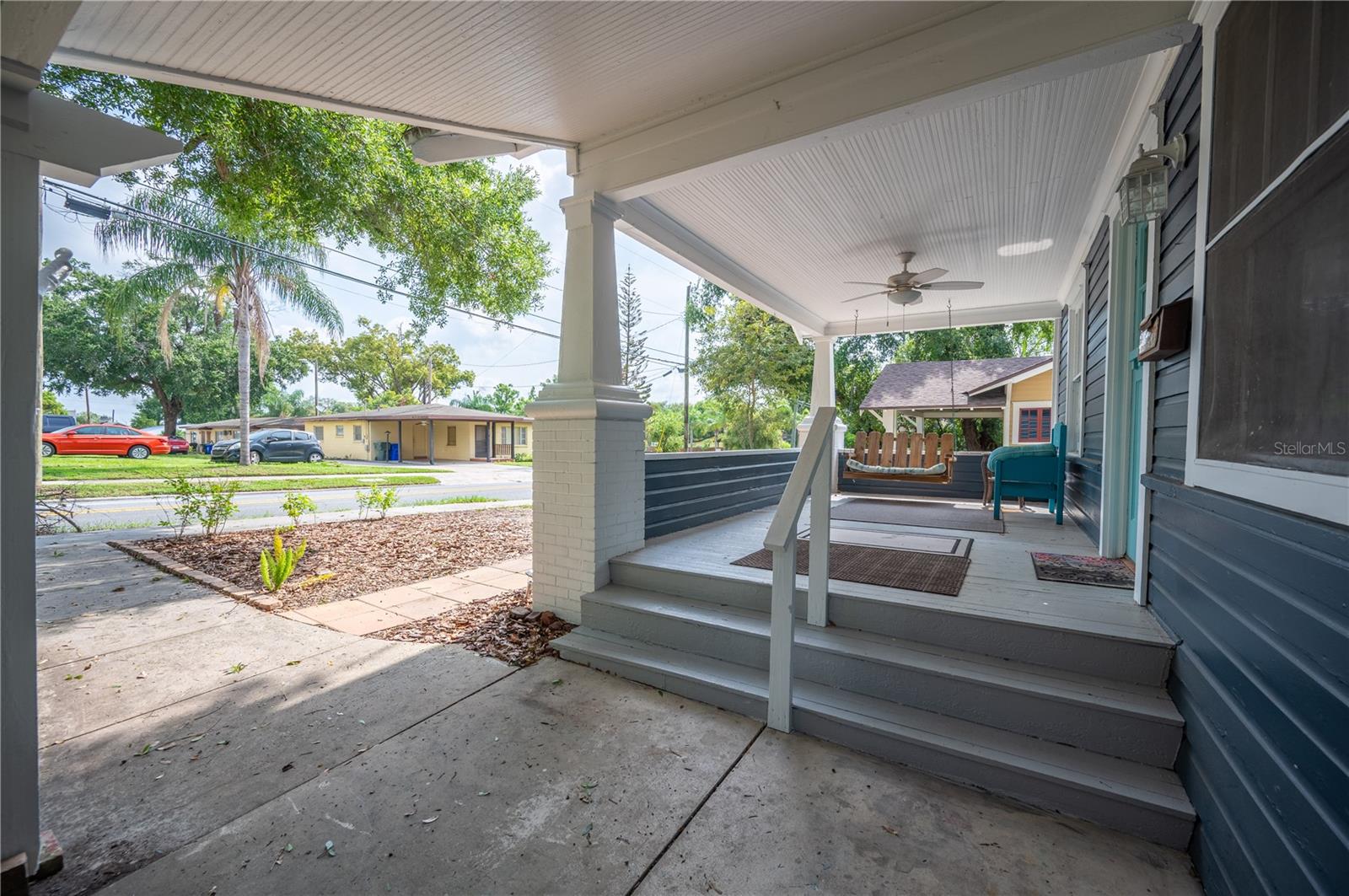 Listing photo 3 for 817 E Lime St