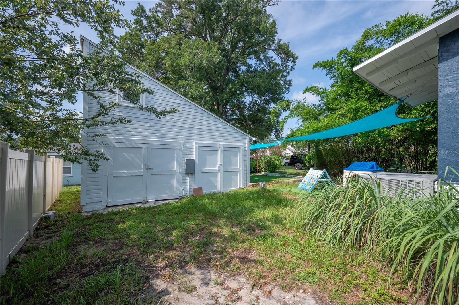 Listing photo 2 for 817 E Lime St