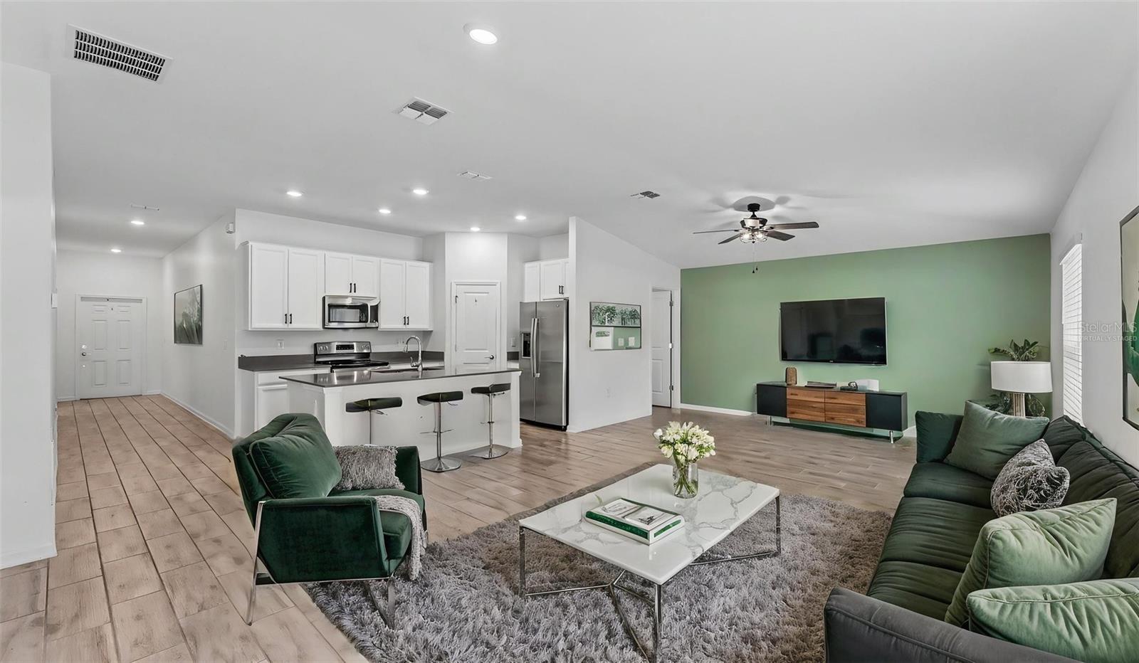 Listing photo 2 for 272 Pershing St