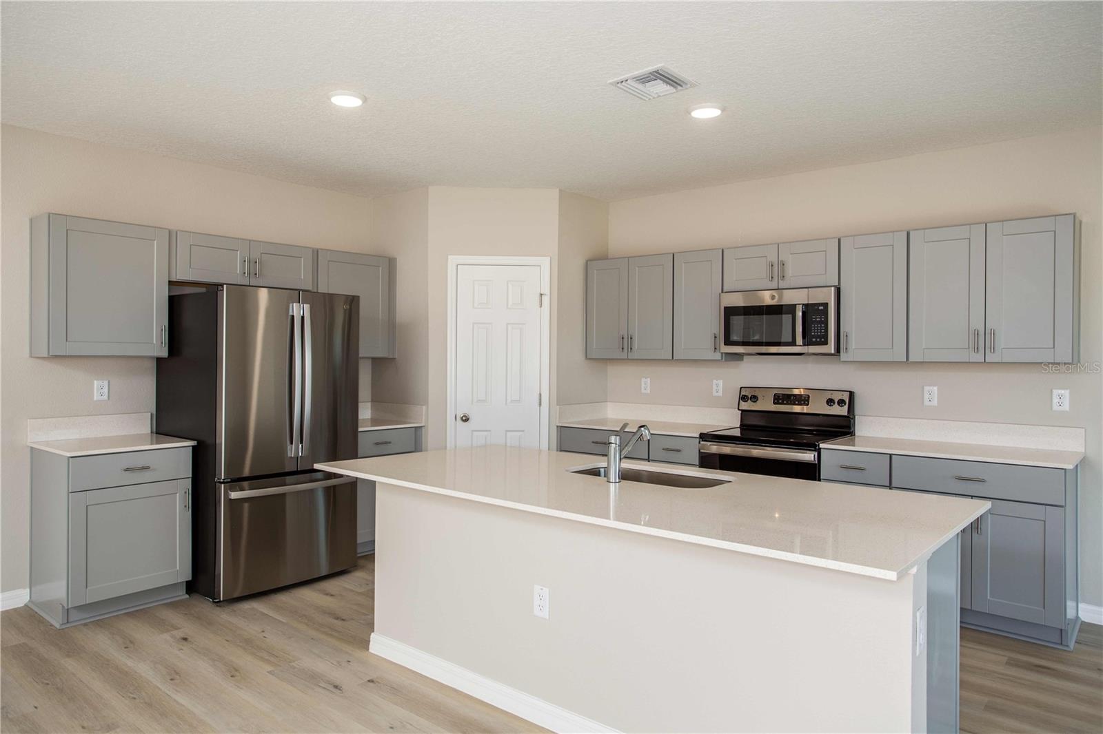 Listing photo 2 for 1704 Vanilla St