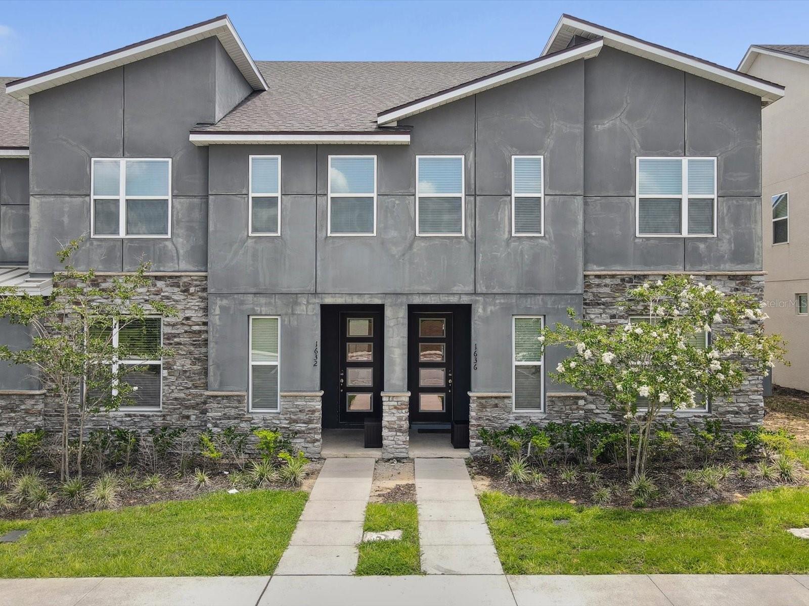 1632 TROPICAL PALMS CIRCLE