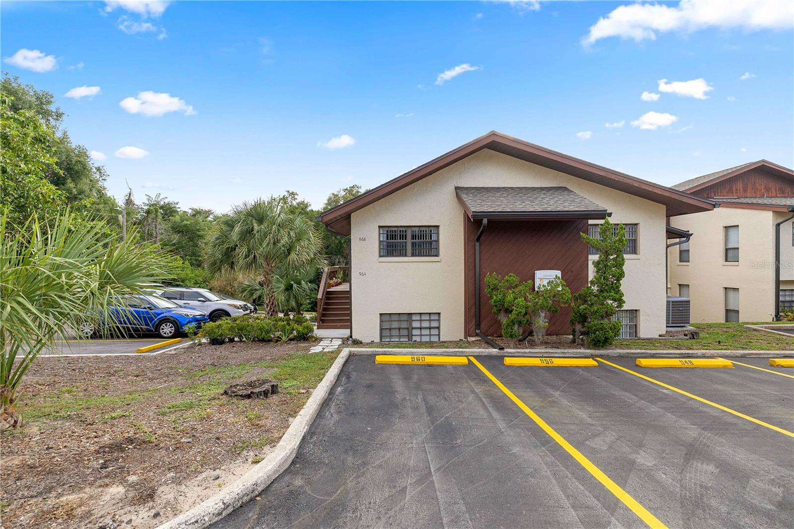 Listing photo 1 for 964 5th St #964