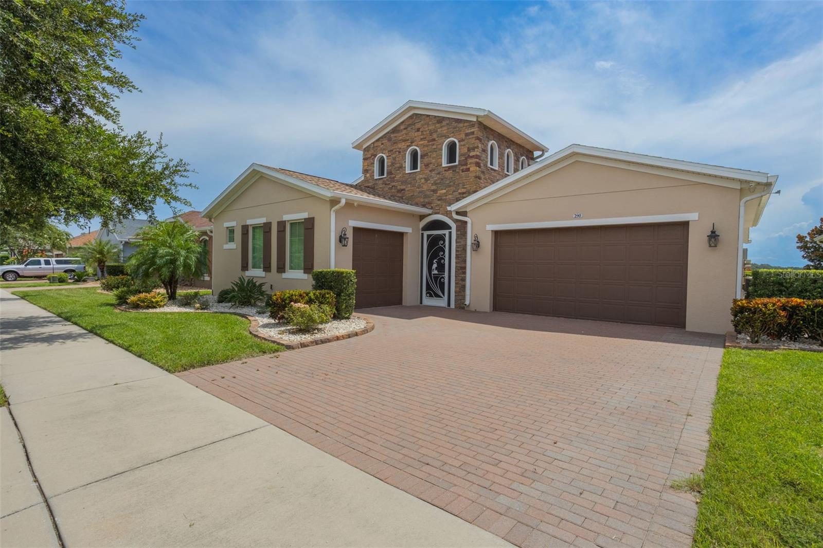 Listing photo 1 for 290 Silver Maple Rd