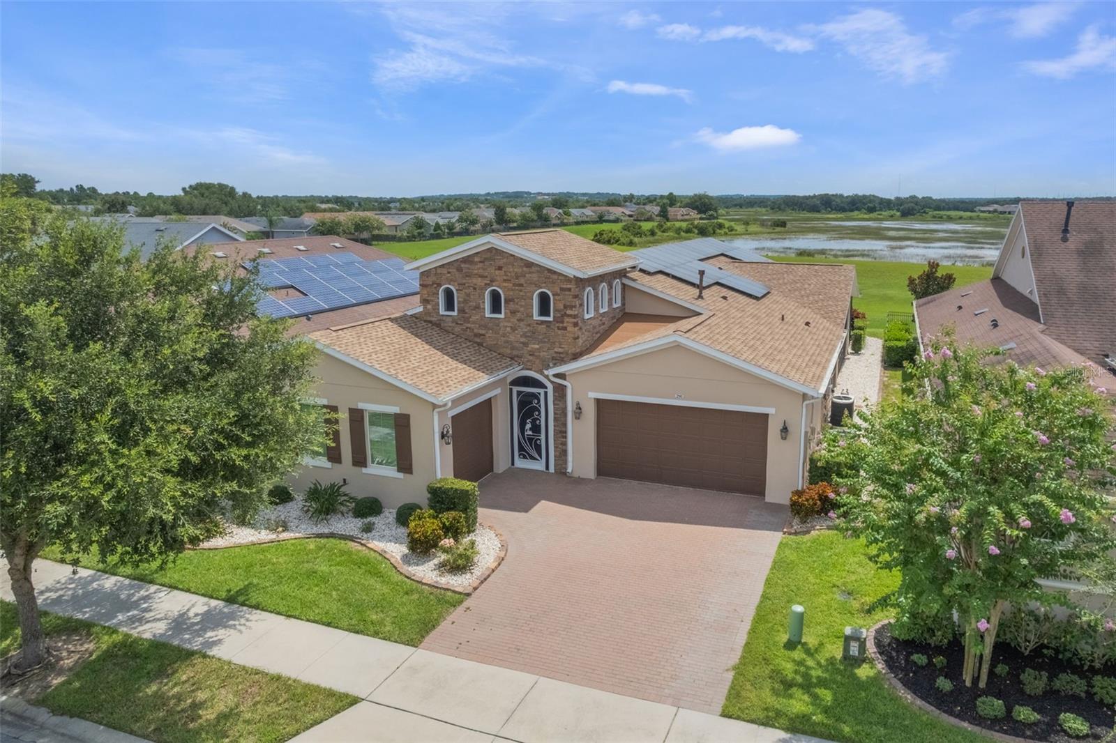 Listing photo 3 for 290 Silver Maple Rd