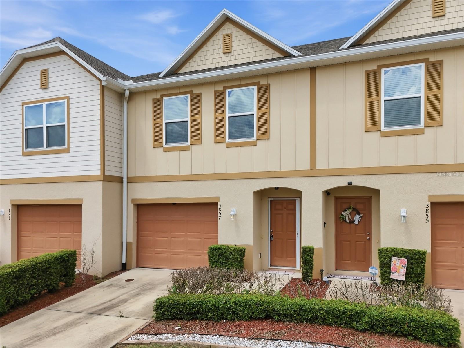 Listing photo 1 for 3857 Hampstead Ln