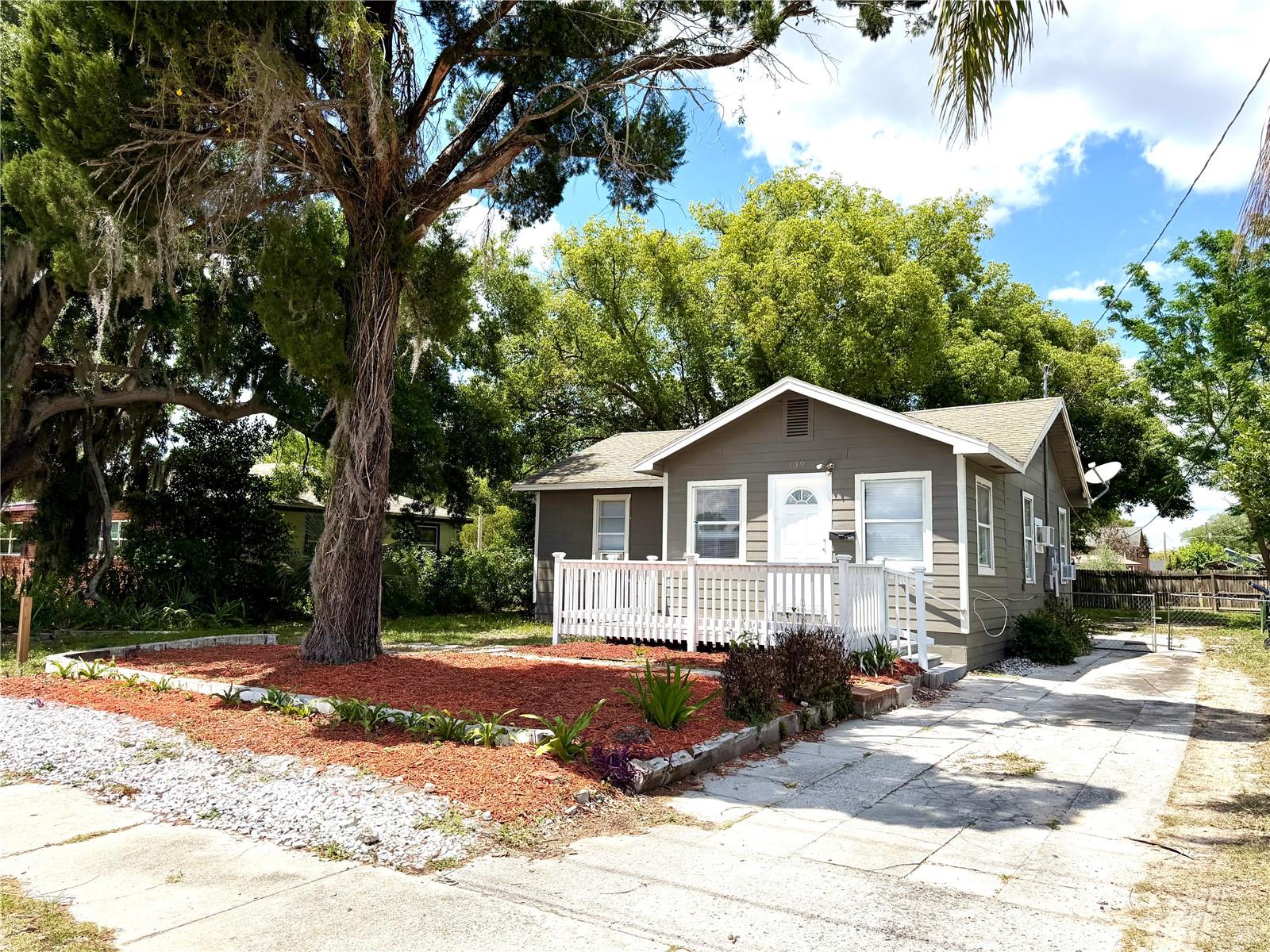Listing photo 2 for 139 Avenue G Se