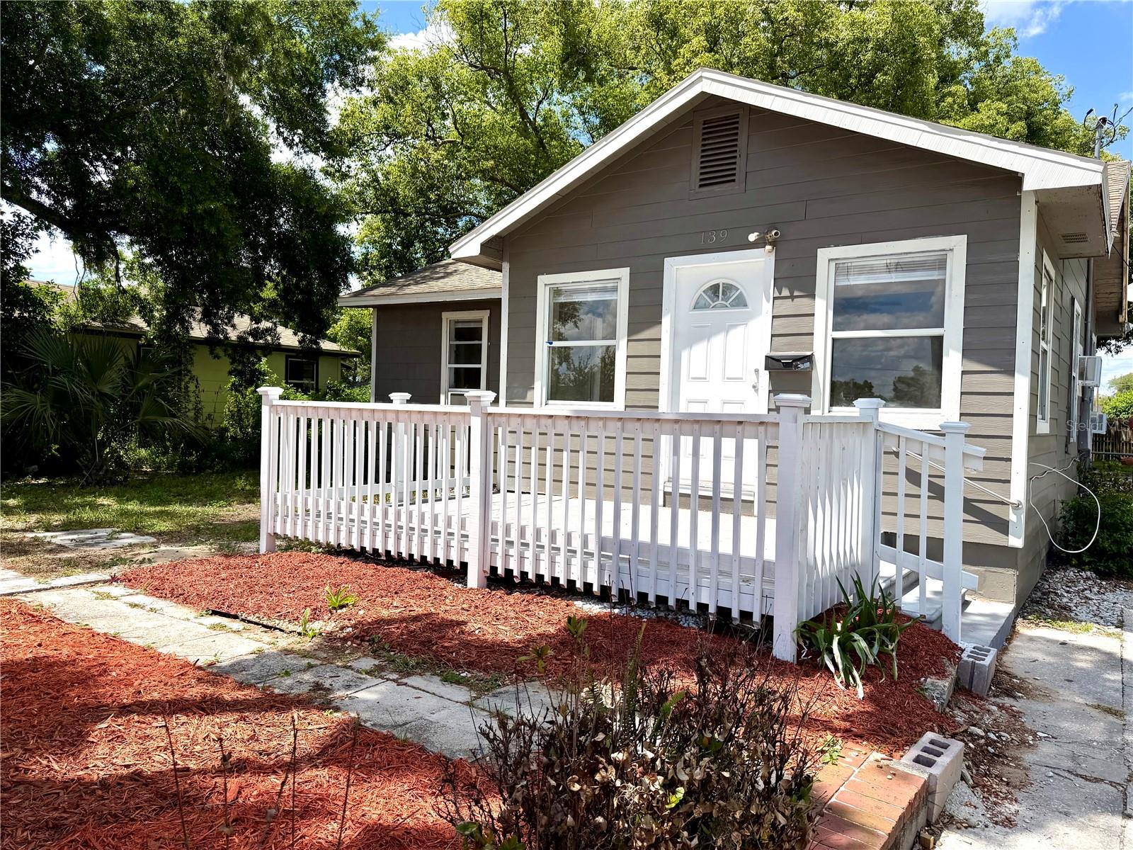 Listing photo 3 for 139 Avenue G Se