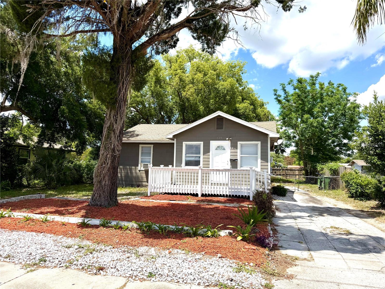 Listing photo 1 for 139 Avenue G Se