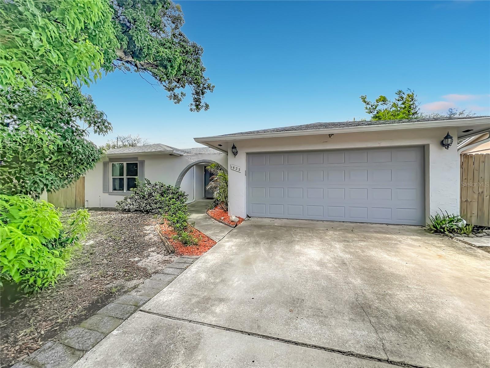 1523 CANTERBURY CIRCLE