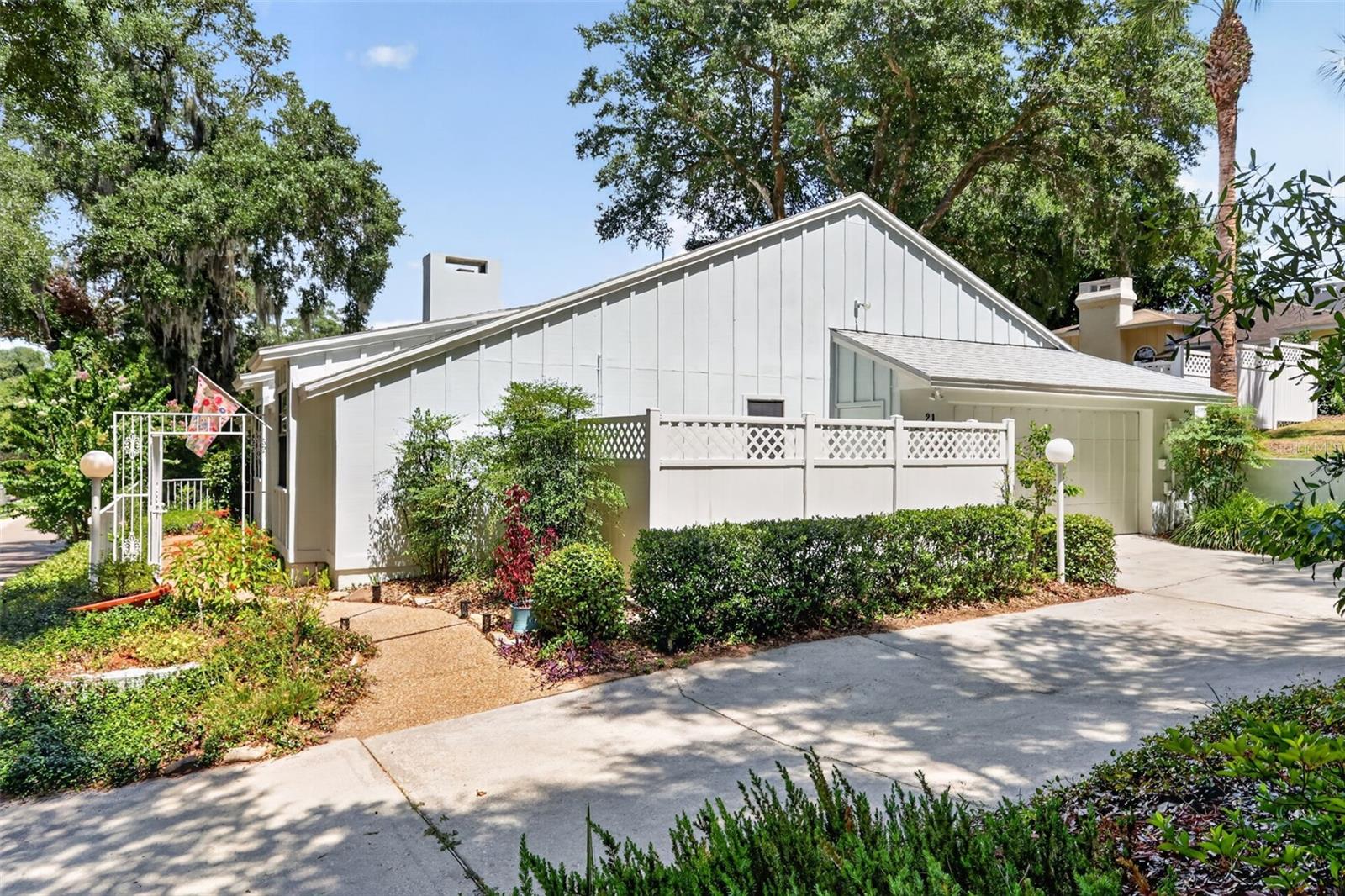 Listing photo 2 for 21 Townhill Dr