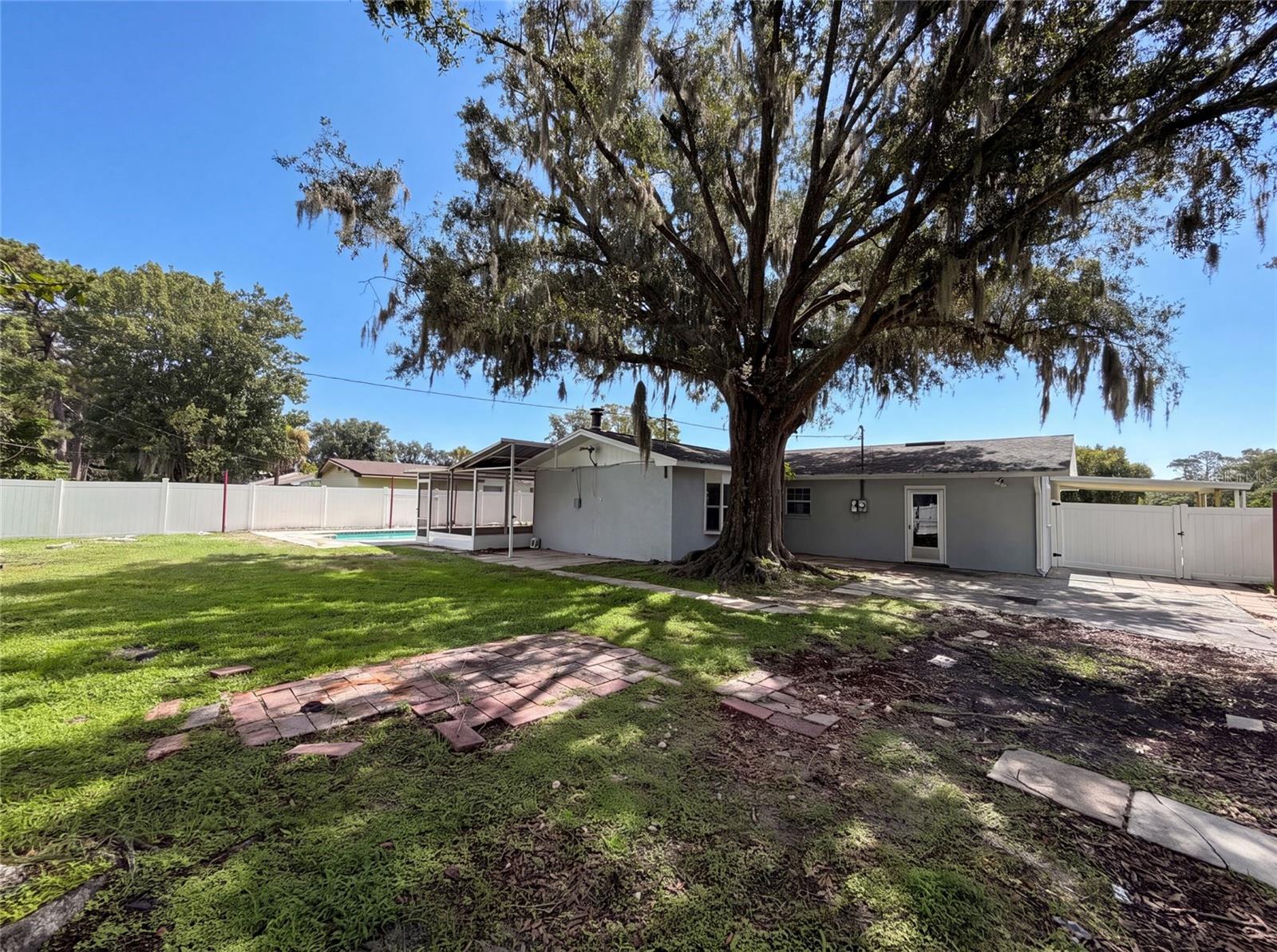 Listing photo 3 for 1823 Lori Ln W