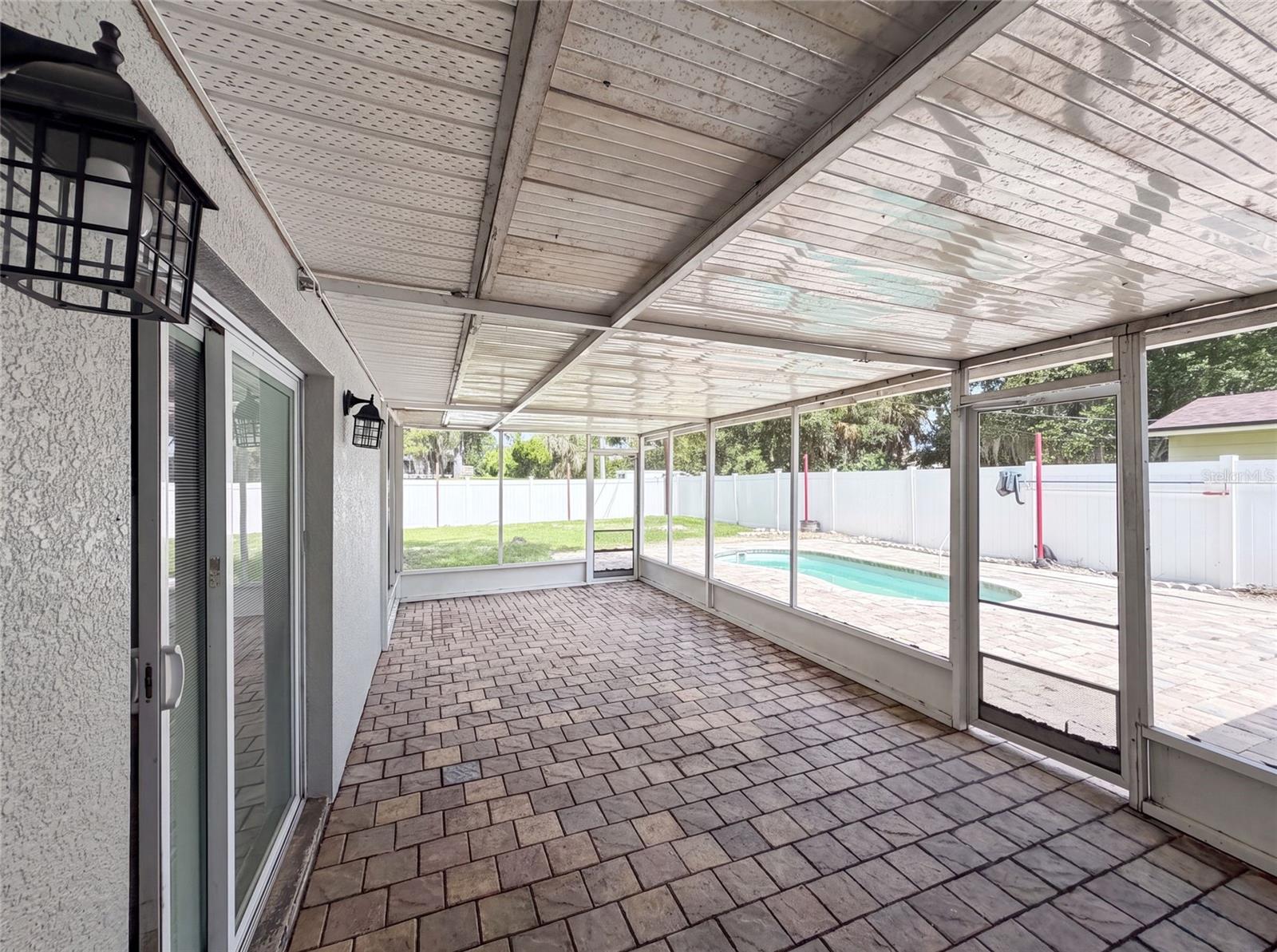 Listing photo 2 for 1823 Lori Ln W