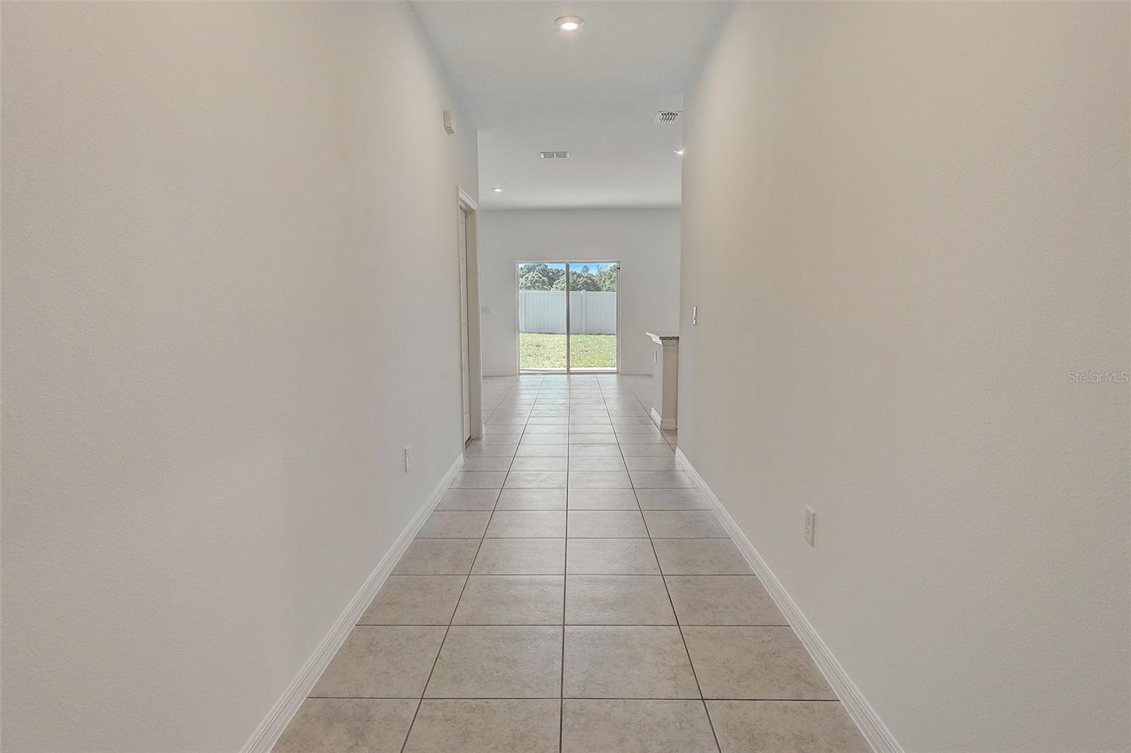 Listing photo 3 for 1702 Flag St