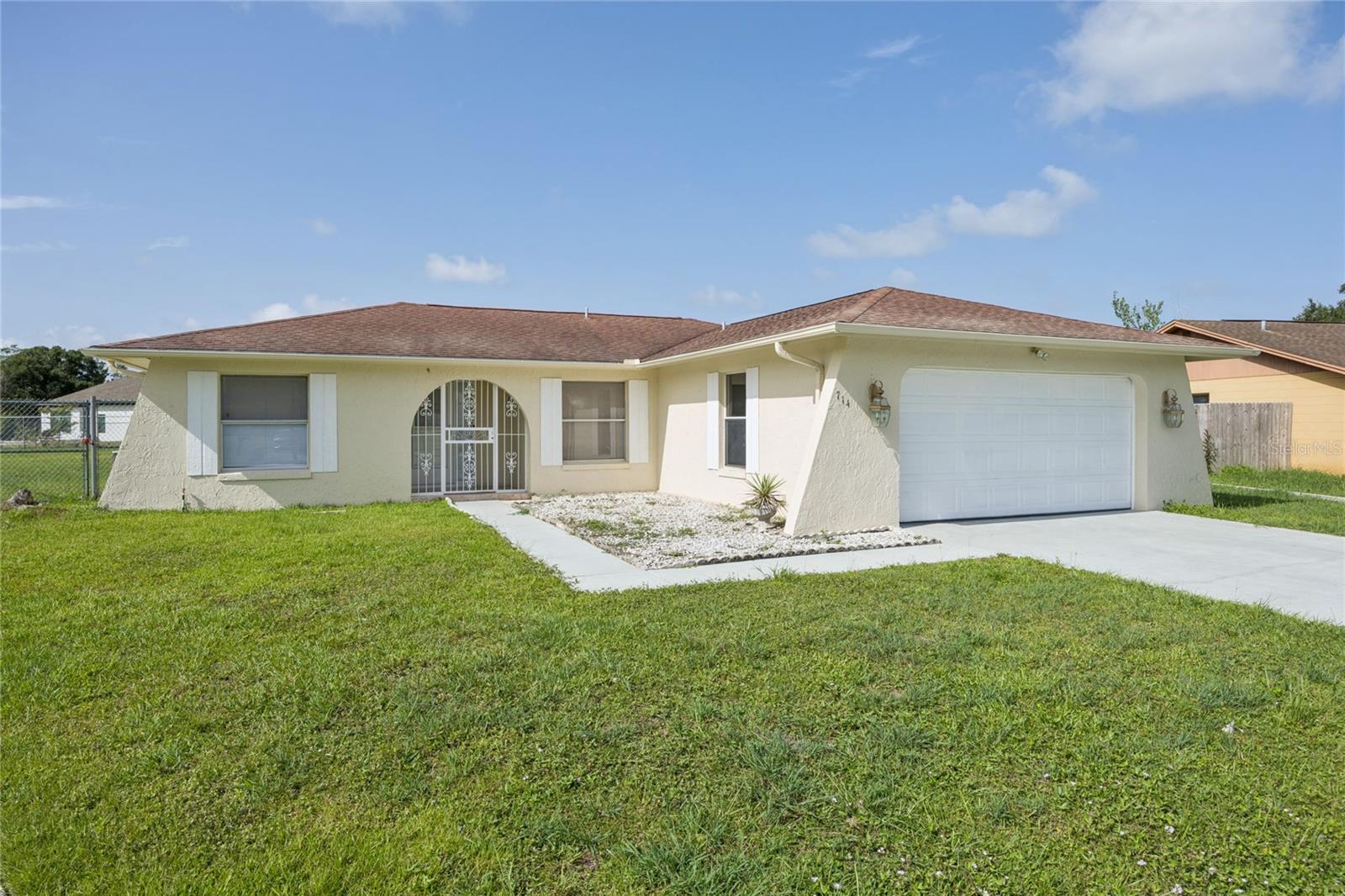 Listing photo 2 for 714 Tournament Ln
