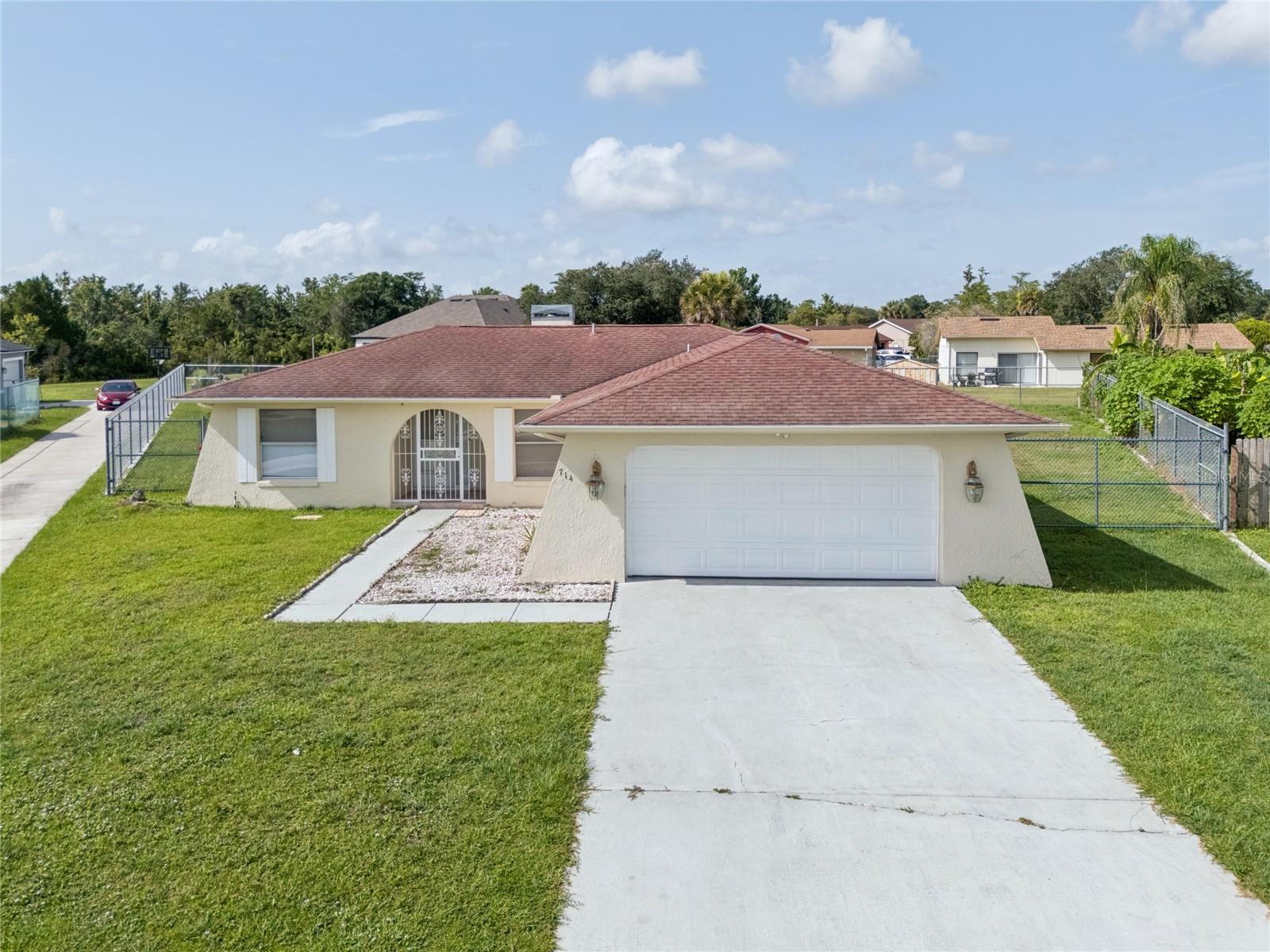 Listing photo 1 for 714 Tournament Ln