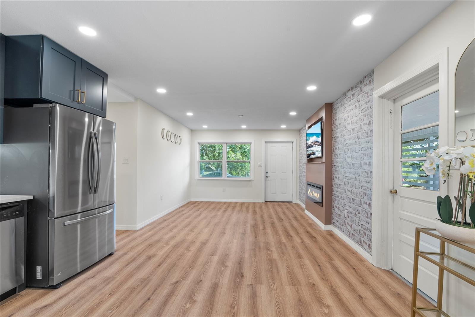 Listing photo 3 for 607 Walnut Dr