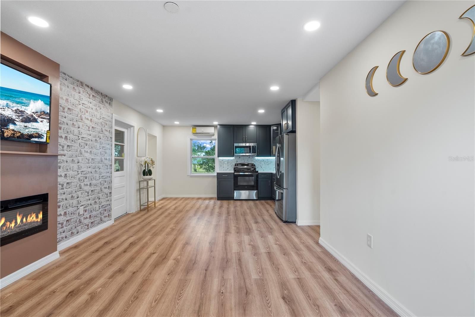 Listing photo 2 for 607 Walnut Dr