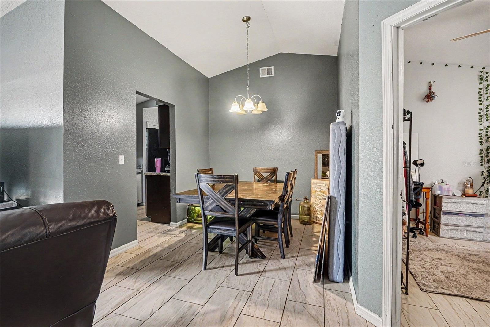 Listing photo 3 for 2435 Parkland Dr