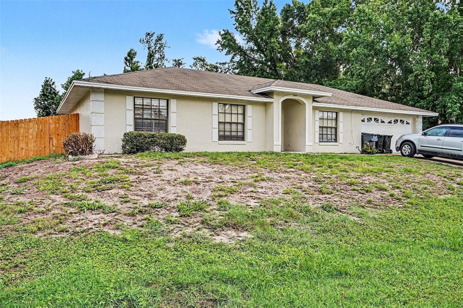 Listing photo 2 for 2435 Parkland Dr