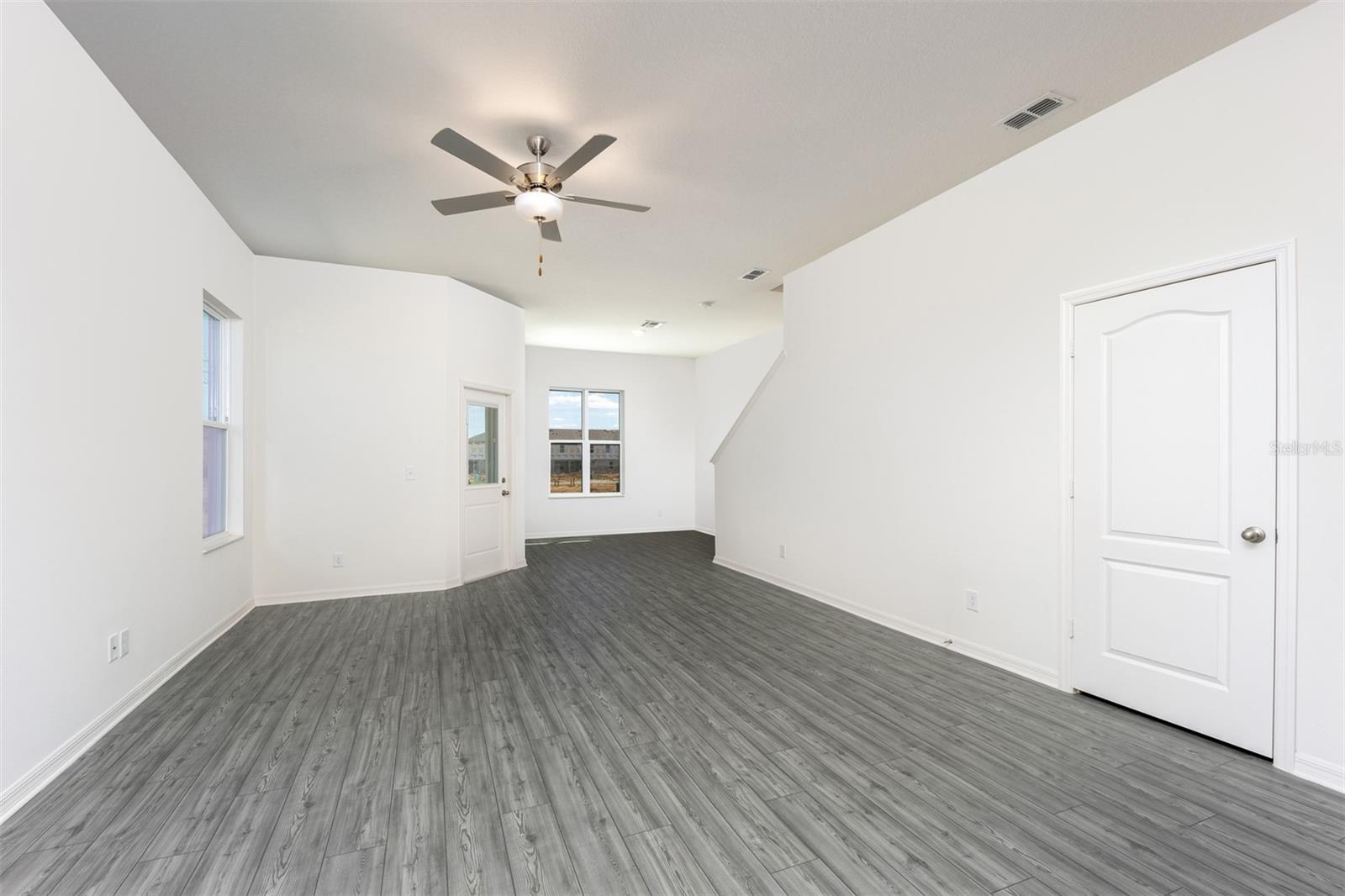 Listing photo 3 for 678 Poppy Ln