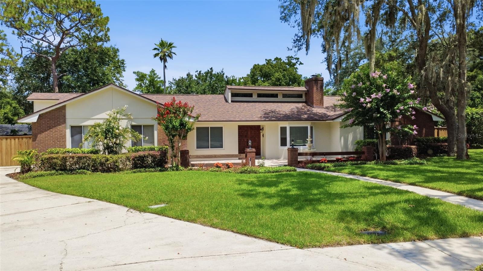210 W RIDGEWOOD COURT