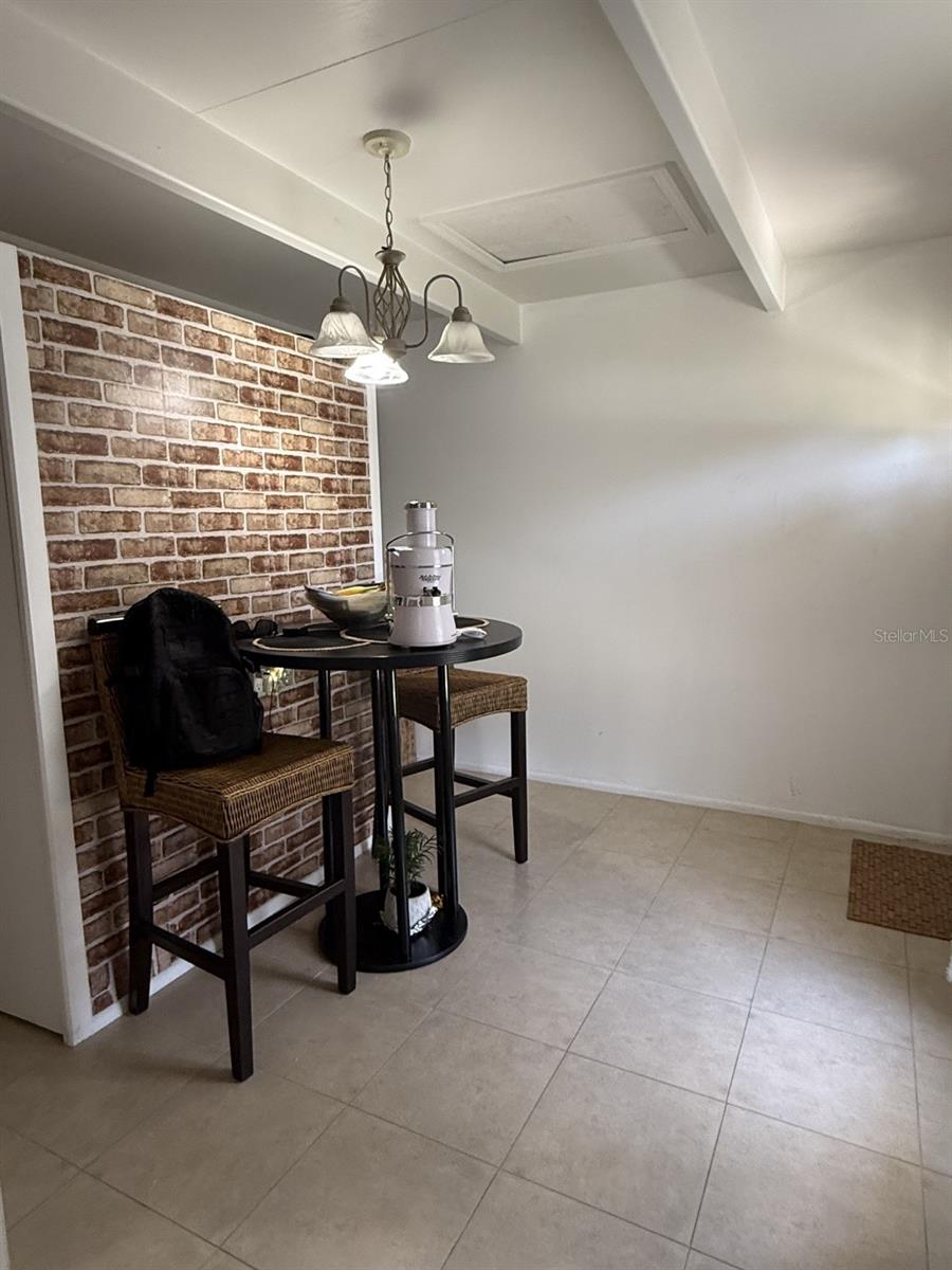 Listing photo 3 for 4719 Club Cir