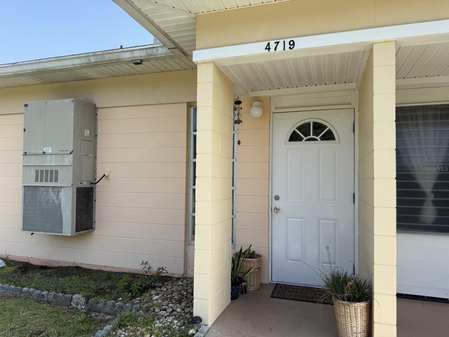 Listing photo 1 for 4719 Club Cir
