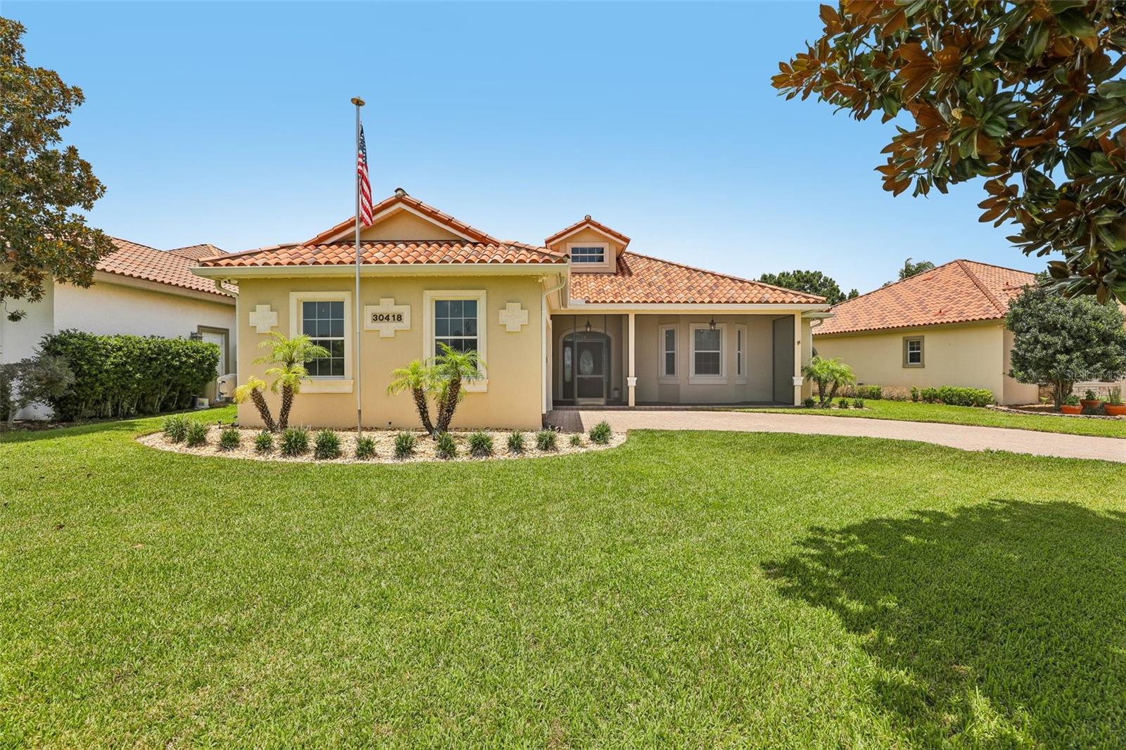Listing photo 3 for 30418 Island Club Dr
