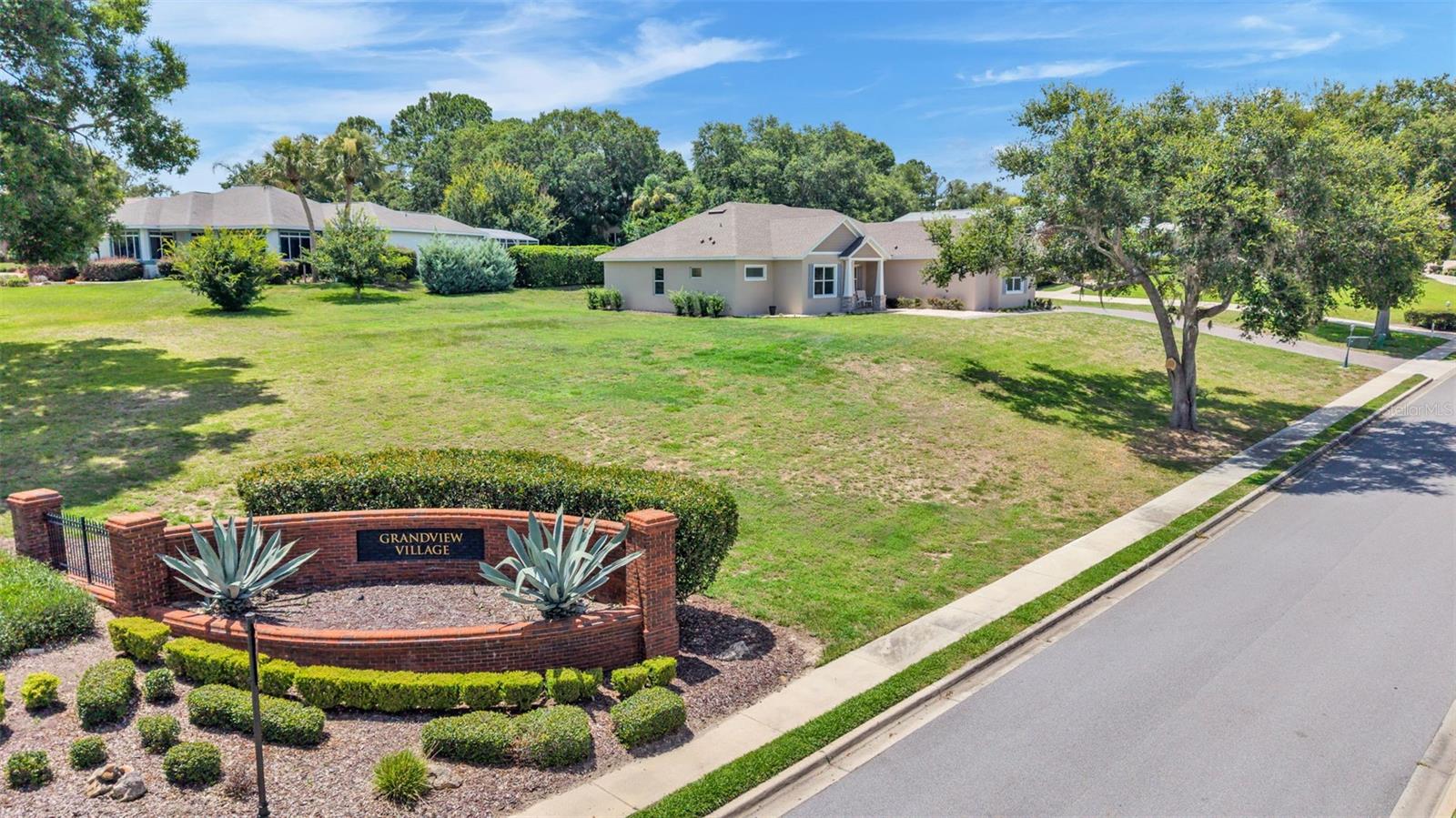 Listing photo 2 for 5701 Crestview Dr