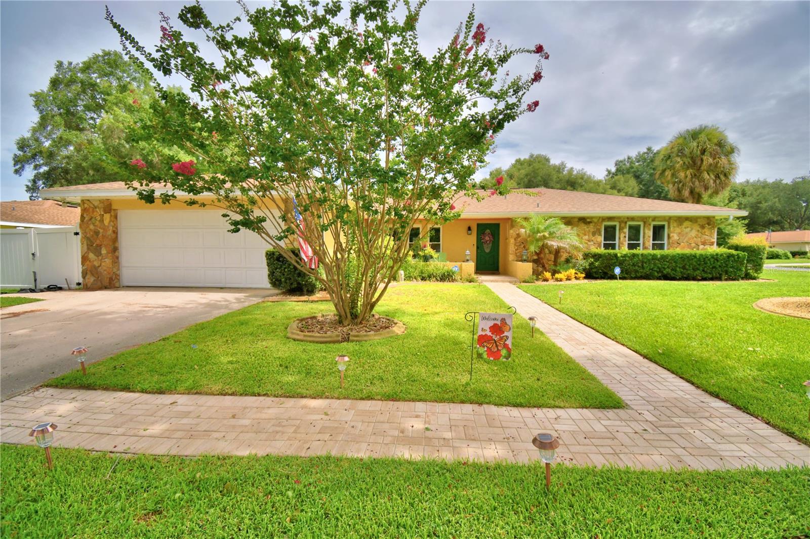 Listing photo 2 for 902 Crestview Dr
