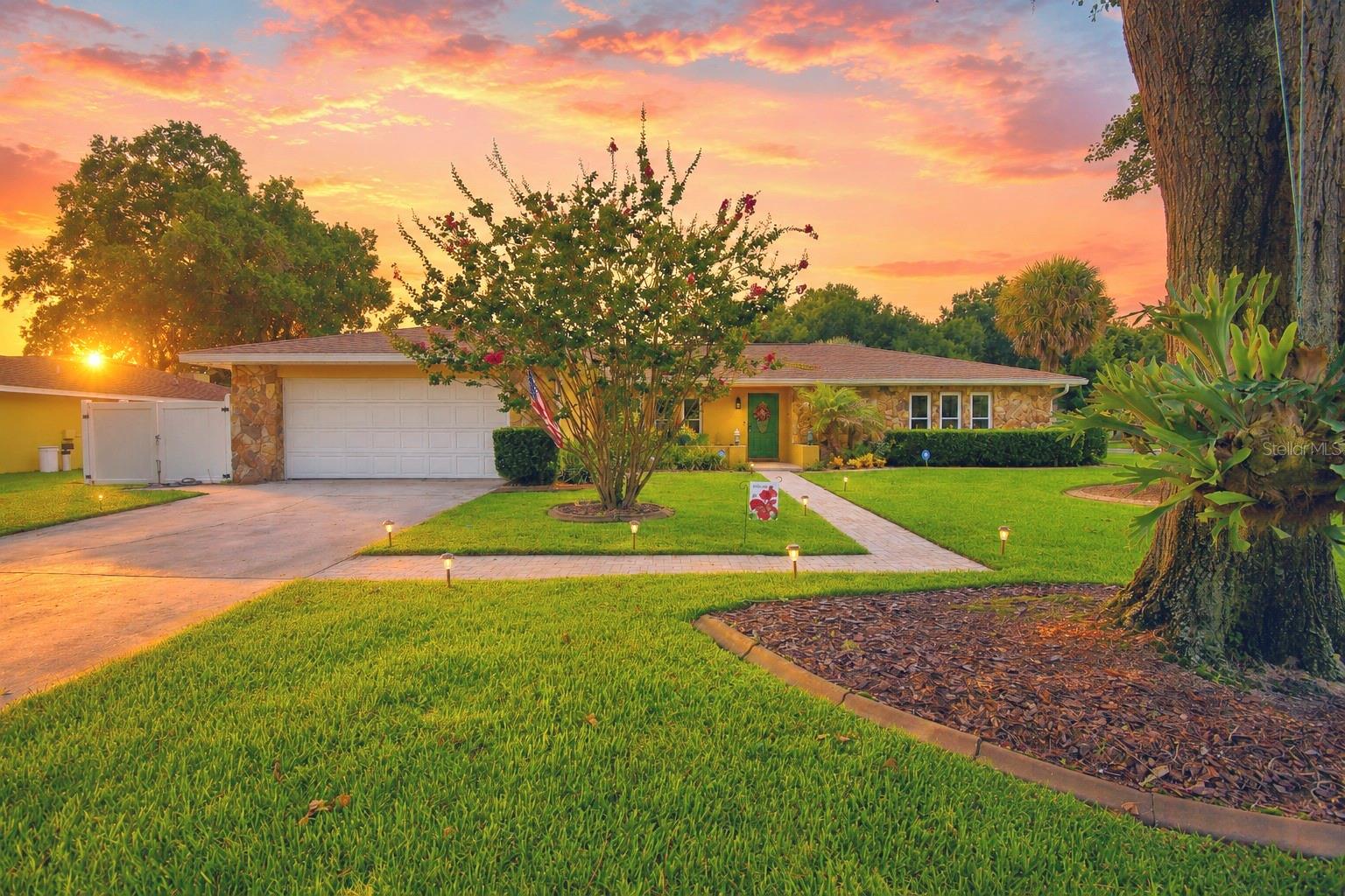 Listing photo 1 for 902 Crestview Dr