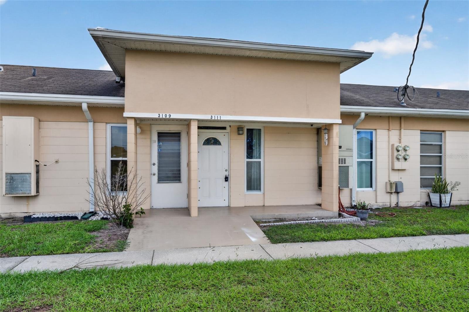 Listing photo 2 for 3111 Club Cir