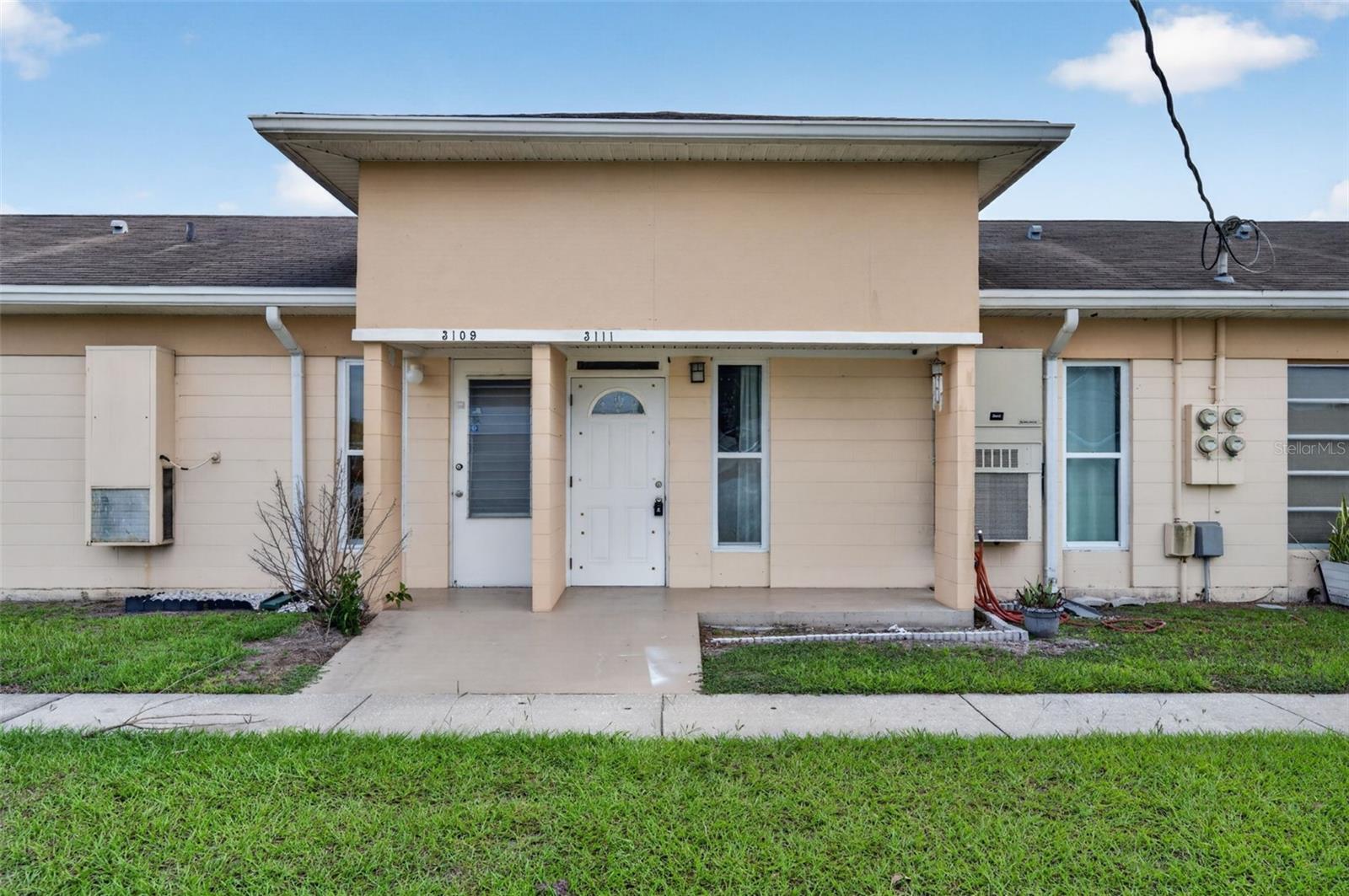 Listing photo 1 for 3111 Club Cir