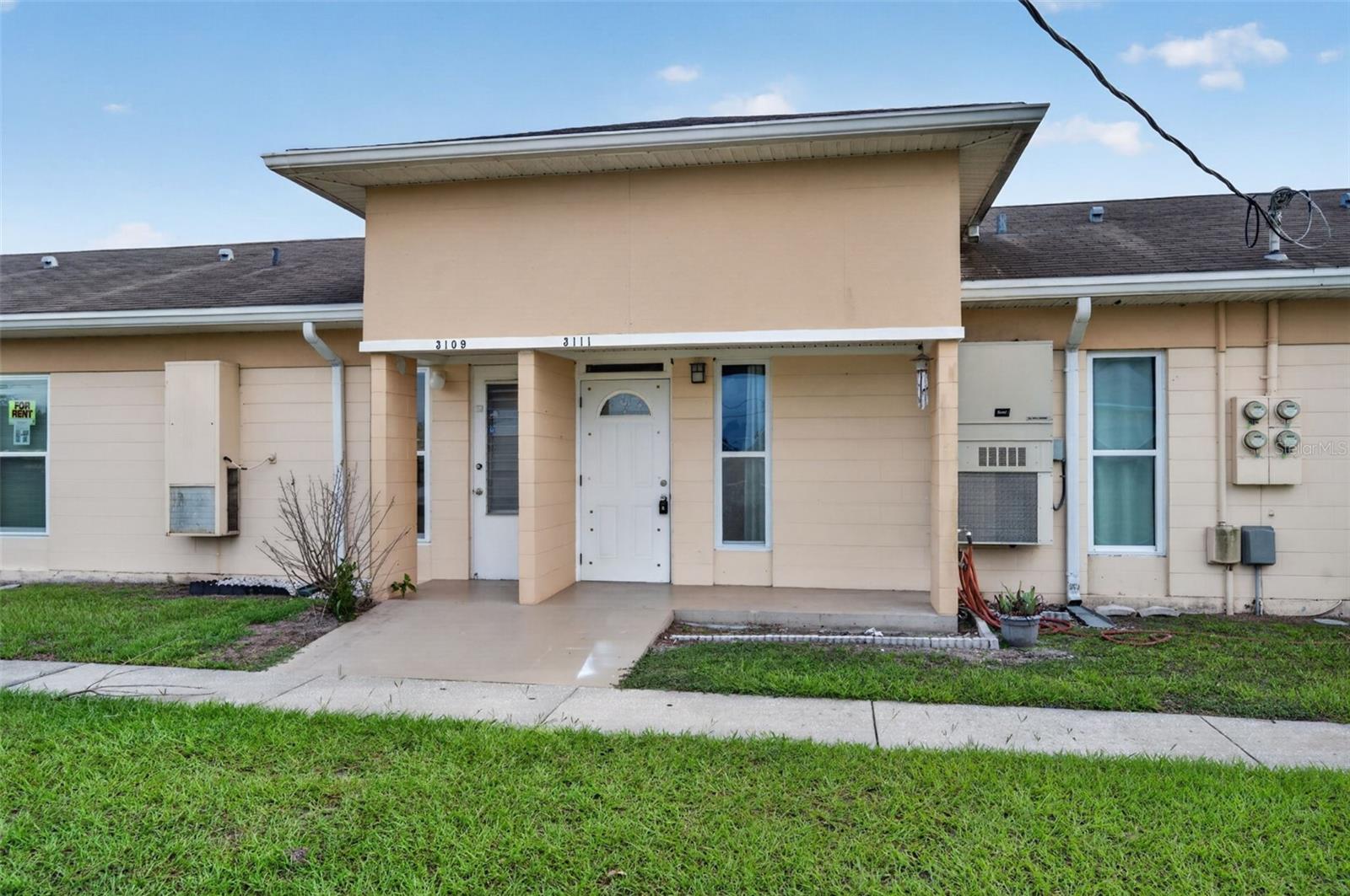 Listing photo 3 for 3111 Club Cir