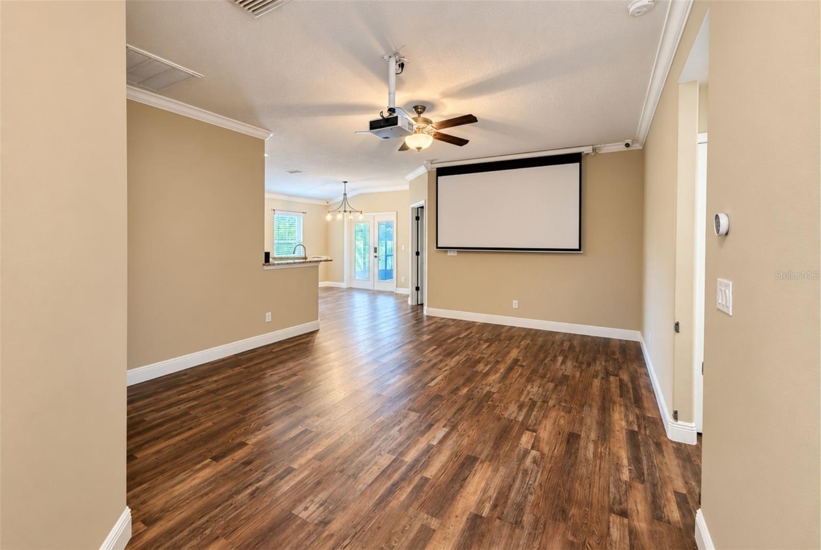 Listing photo 1 for 362 Lake St