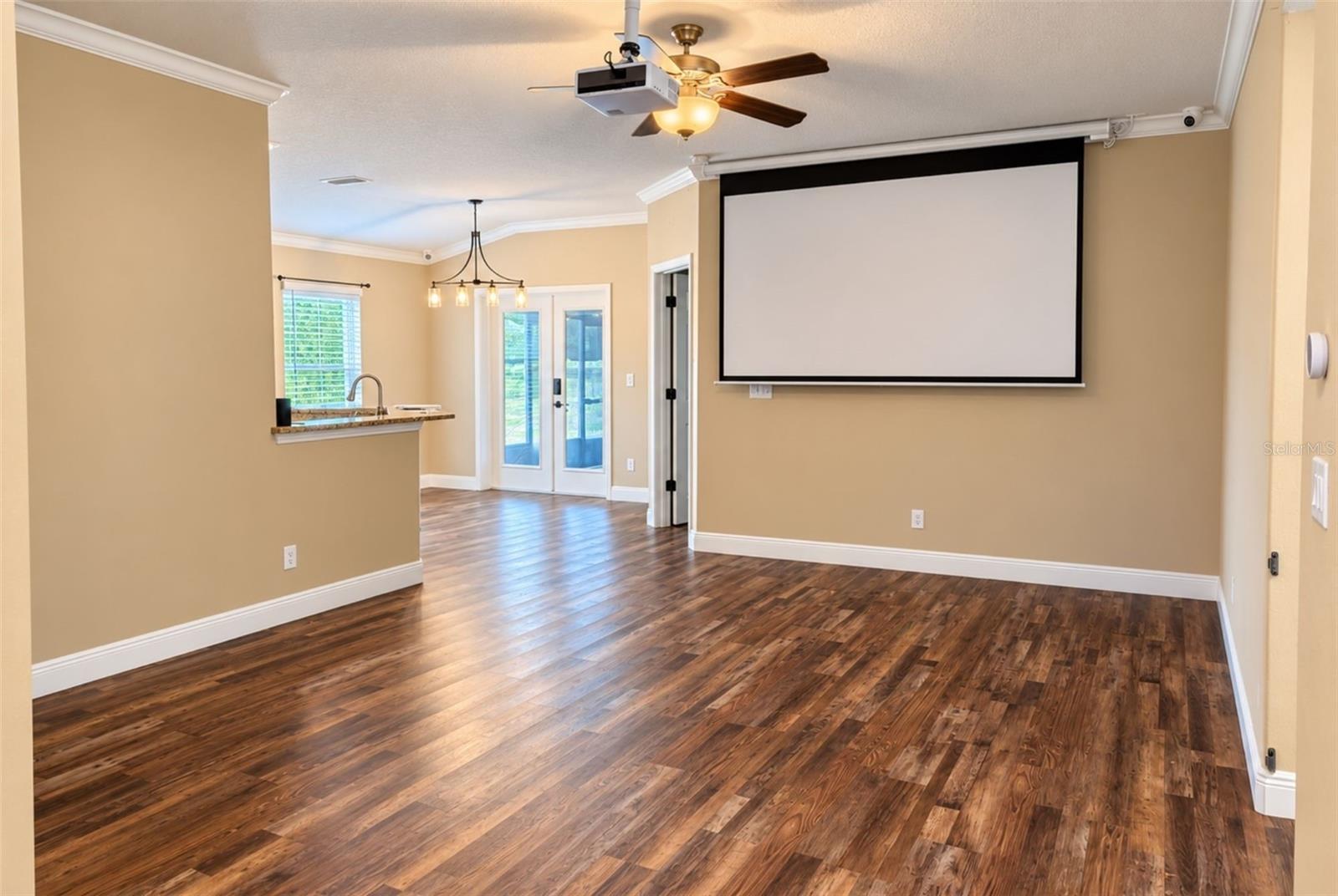 Listing photo 2 for 362 Lake St