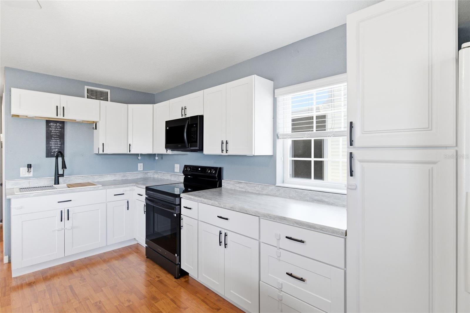 Listing photo 3 for 220 St George Dr